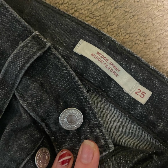 Size 25 Wedgie Skinny Levi’s Jeans Black Frayed Bottom - Picture 2 of 3